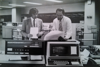 Hermann Wiegand (li) und Helmut W. Karl an der UINVAC 494-Konsole